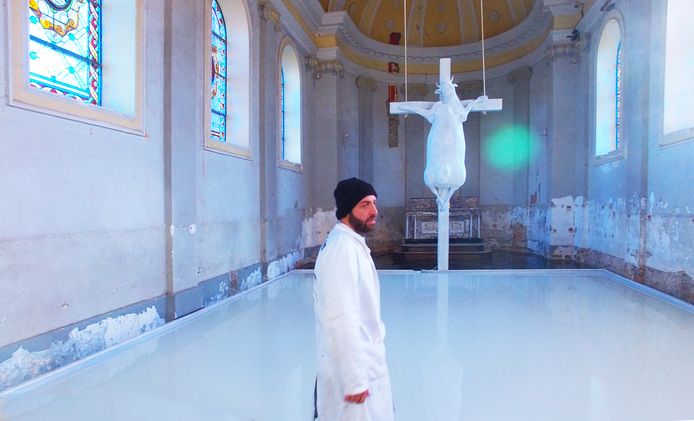 Kunstenaar Tom Heck voor zijn kunstwerk van de gekruisigde koe in de kerk van Borgloon.