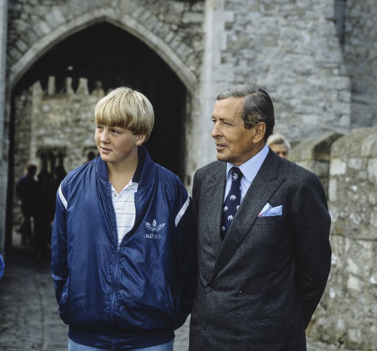Willem-Alexander wordt vergezeld door zijn ouders, koningin Beatrix en prins Claus, als hij bij het Atlantic College in Llantwit Major in Wales aankomt voor zijn studie, 5 september 1983. Beeld ANP /  Nationaal Fotopersbureau