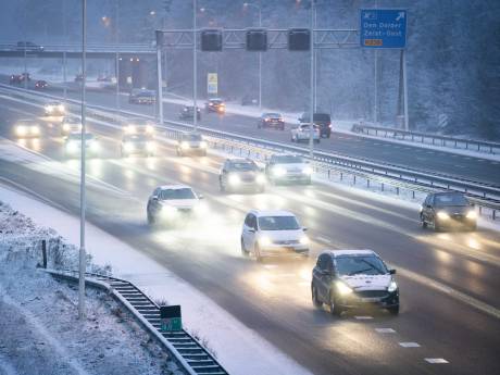 Tientallen ongelukken en veel vertraging door extreme gladheid, code oranje in deel van land