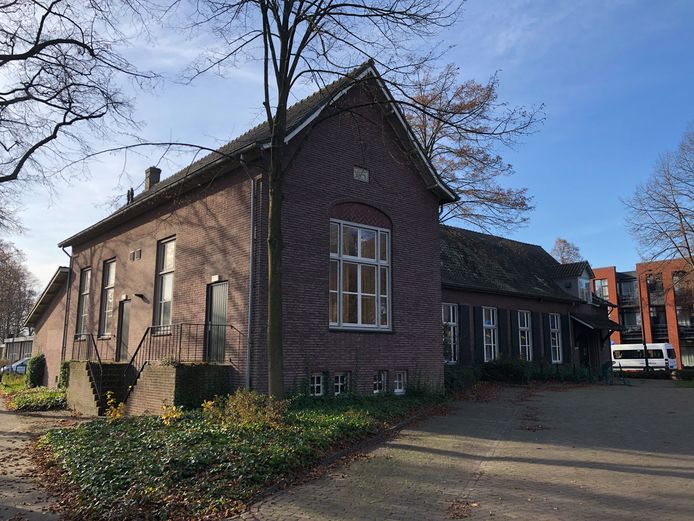 Het pand Laar 50 dat gemeentelijk monument moet worden, voorzijde aan Laar en links de zijkant met trappetjes aan de Lindestraat.