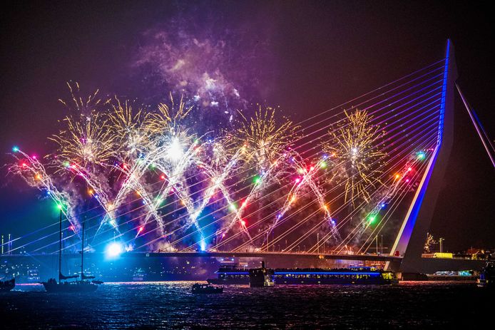 Vuurwerk tijdens de jaarwisseling bij de Erasmusbrug in Rotterdam.