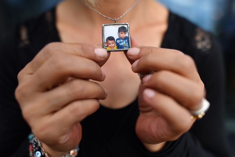 Tima Kurdi toont de hanger met een foto van haar omgekomen neefjes. 