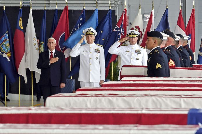 Vicepresident Mike Pence (uiterst links) wiens vader in de Korea-oorlog vloog, zegt "zich niet eerder zo vereerd te hebben gevoeld om de Amerikaanse president te mogen vertegenwoordigen. "Hij kwam terug met een medaille op zijn borst. Maar mijn vader - nu al 30 jaar overleden - vertelde ons altijd dat de echte helden van de Koreaanse oorlog degenen waren die niet thuis terugkeerden."