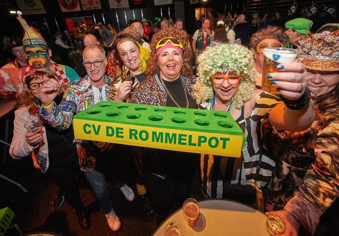 Leden van CV de Rommelpot met een lege tray bier.