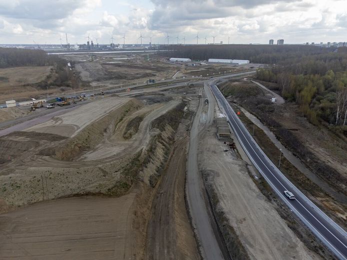 De grondwerken voor de aanleg van de Oosterweelverbinding liggen voorlopig stil.