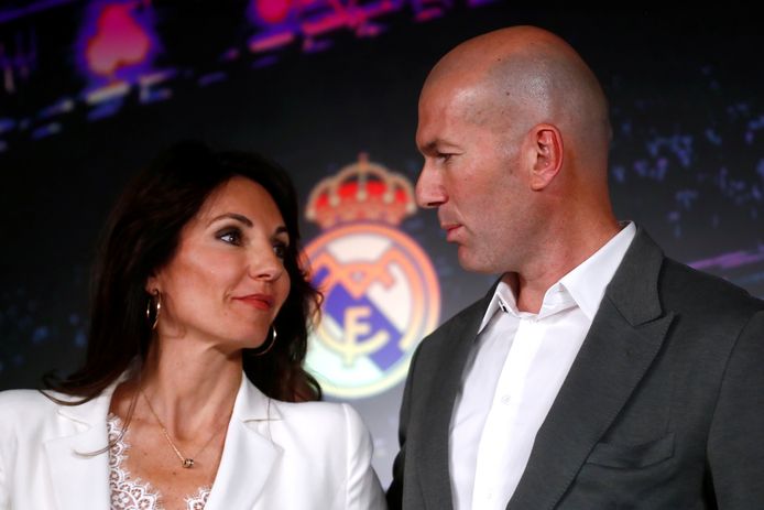 Zidane met z’n vrouw Veronique op de persconferentie van zijn nieuwe aanstelling als trainer van Real.
