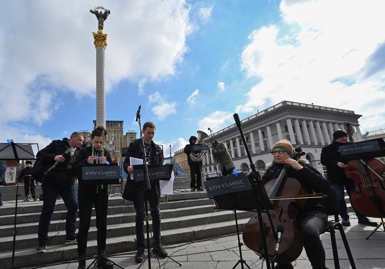 Het symfonieorkest van Kiev gaf eerder al een concert op het Maidan-plein in Kiev.  Beeld AFP