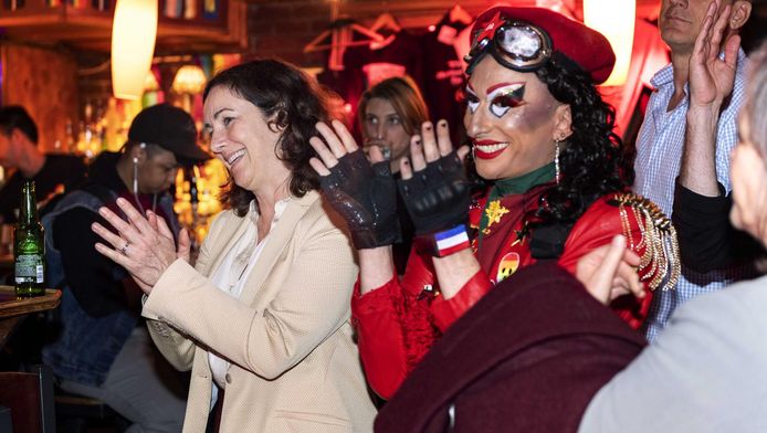 Burgemeester Femke Halsema bracht gisteren ook een bezoek aan homobar Stonewall Inn die een belangrijke rol heeft gespeeld in de homo-emancipatie in de VS.