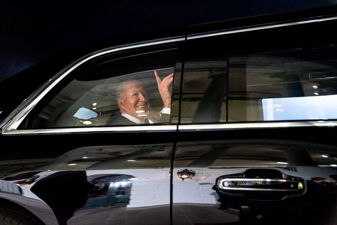 President Joe Biden zwaait terwijl hij naar het Capitool wordt gereden voor zijn State of the Union.