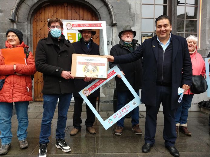 Miguel Estrada van Mondiaal Halle overhandigde aan schepen Bram Vandenbroecke (Groen) een rapport op de laatste dag van de Greta Thunberg Estafette.