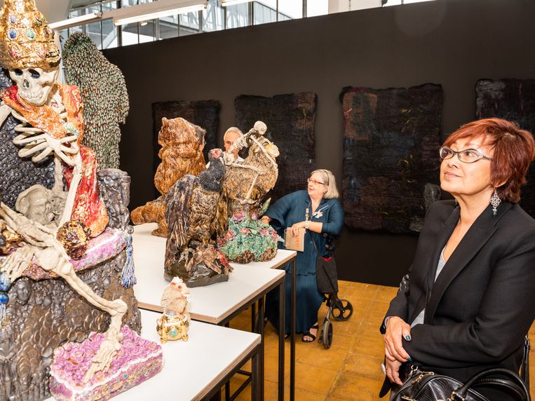 De stand van galerie Fontana met keramiek van Carolein Smit Beeld Simon Lenskens