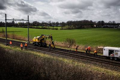 ProRail start met uitgraven dassenburcht onder het spoor bij Esch, mogelijk eind volgende week weer 