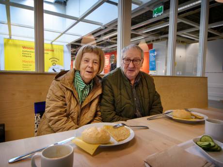 Elke dag, soms zelfs van 11.00 uur tot sluitingstijd, zitten Willem Jan en Trees op hun vaste plek bij Ikea