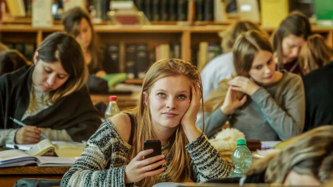 "Studenten die vaker met smartphone bezig zijn, behalen lagere punten"