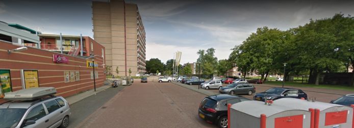 De parkeerplaats waar de mishandeling maandagavond plaatsvond.