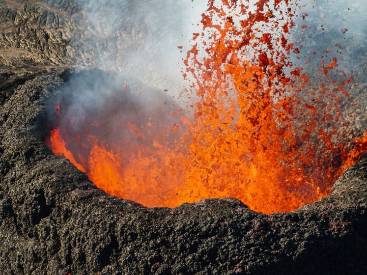 Un volcan islandais entre en éruption au milieu des aurores boréales