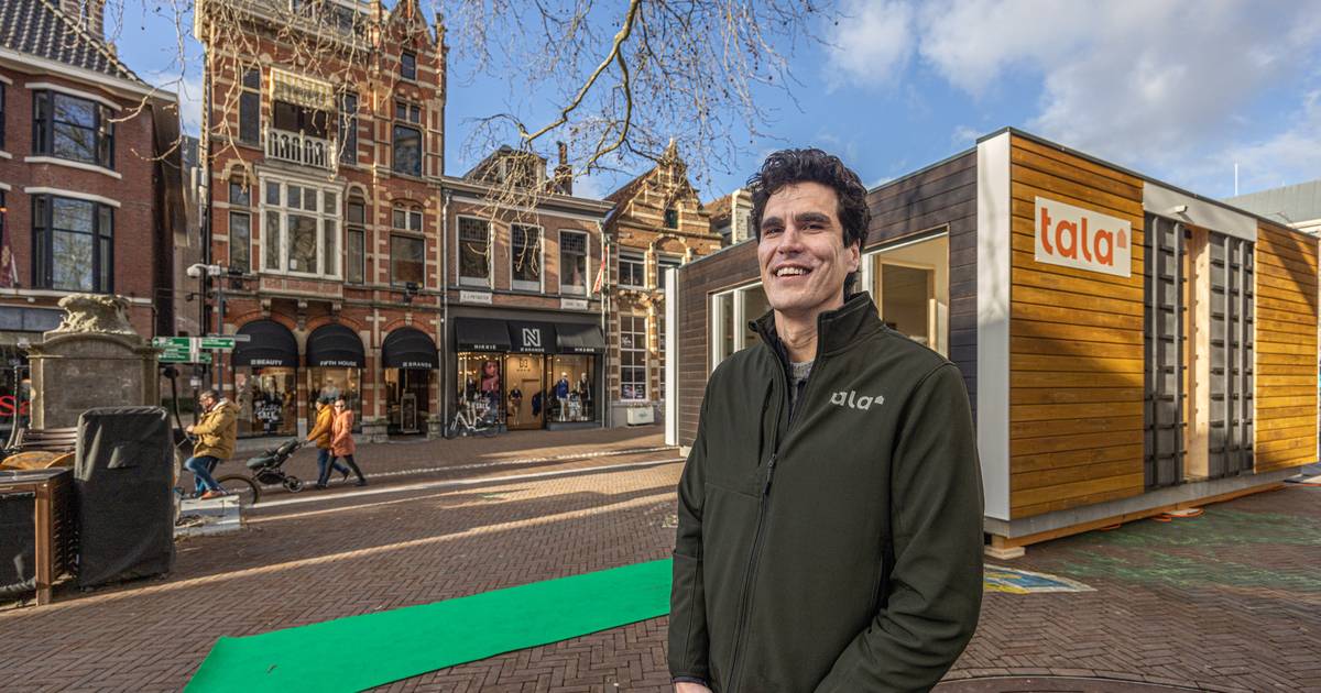 Gluren door ramen van duurzame demowoning in Zwolle ‘Ik zou er zelf wel in willen wonen