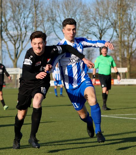 Almkerk-aanvaller Niels Nieuwesteeg: ‘Geen ramp om naar die mooie tweede klasse te degraderen’