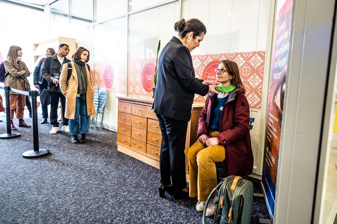 De Gelderlander-verslaggever Francine Wildenborg krijgt een groen sjaaltje om van Şeydâ Buurman-Kutsal, die de cursus Brown Eyes Blue Eyes gaf in Arnhem tijdens de Week tegen Racisme.