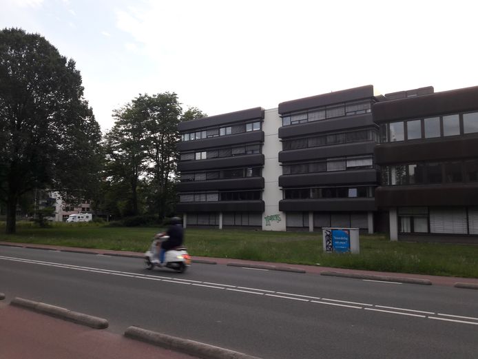 Het kantoorpand aan de dr. Hub van Doorneweg in Tilburg waar volgens de plannen de eerste 190 arbeidsmigranten worden gehuisvest.