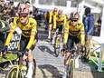 Dylan van Baarle en Wout van Aert.