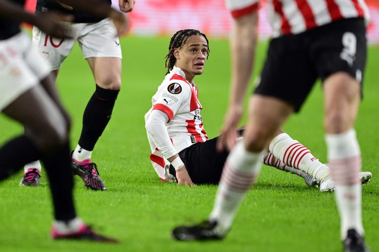  Xavi Simons op het Eindhovense gras na weer een mislukte aanval van PSV tegen Sevilla. Beeld ANP