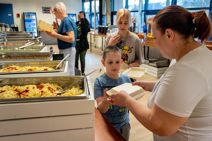 Bewoners nemen een warme maaltijd mee.