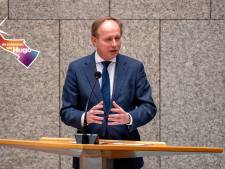 Carola Schouten lijkt in pastel een kleuterjuf, terwijl fuchsia juist haar krachtige kant onderstreept