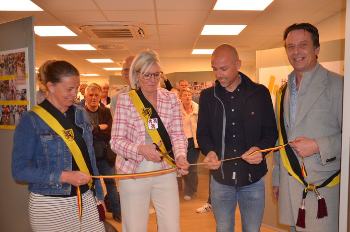 Schepen Phaedra Van Keymolen, burgemeester Veerle Baeyens, Sven Nys en schepen Bart Ottoy openen de tentoonstelling 'Haaltert en de Ronde van Vlaanderen' in het oud gemeentehuis in Heldergem.