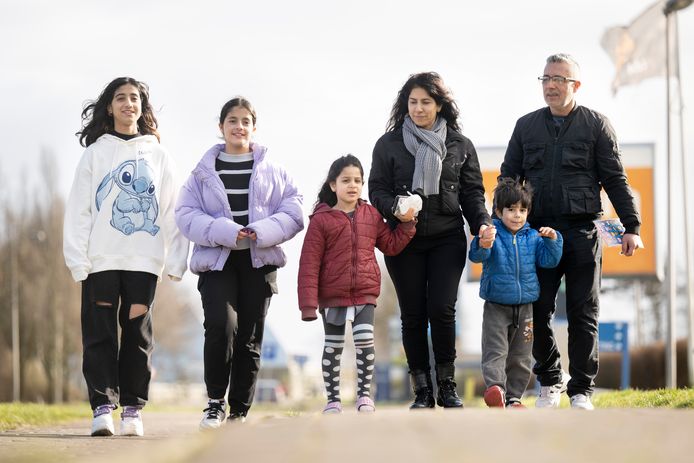 Het Palestijnse gezin dat van azc Nijmegen naar een terugkeercentrum in Katwijk aan Zee werd overgeplaatst bestaat uit vlnr Miral, Ghena, Jouri, moeder Tahni, Basel en en vader Alaa.