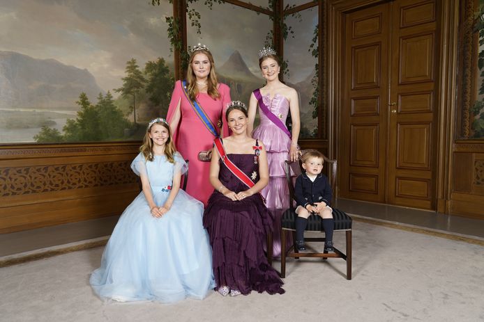 La princesse de Norvège Ingrid Alexandra (au centre) entourée de la princesse de Suède Estelle, de l'Allemande Princess Amalia,  de notre princesse Elisabeth, et du prince Charles.
