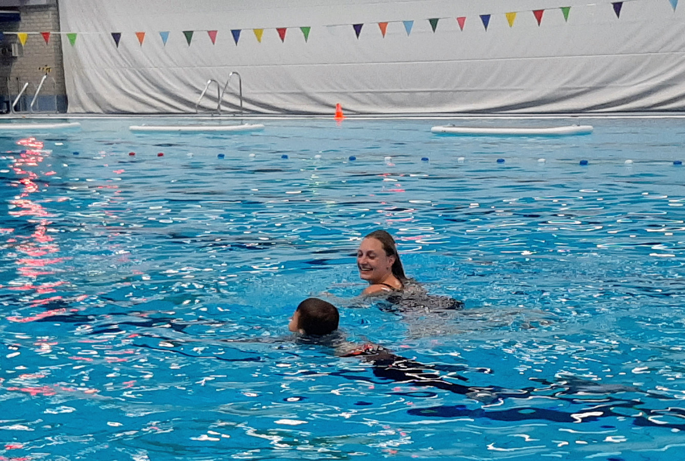 Brawl comfort agentschap Nu zwemles vanaf dinsdag weer mag, wordt in de Vallei zelfs op zondag les  gegeven | Foto | gelderlander.nl
