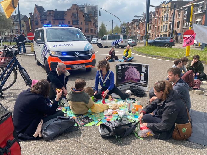 Milieu-activisten houden picknick op ring van Gent ter hoogte van Bijloke.