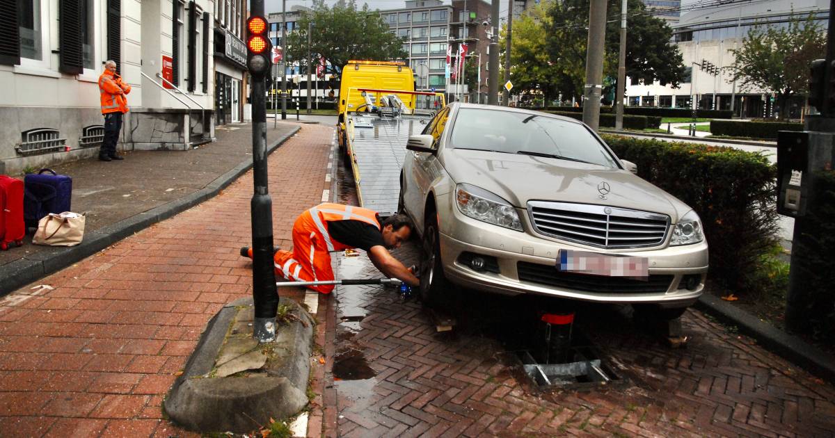 Weer aanrijding met beweegbare paal in Arnhems centrum: drie lichtgewonden.