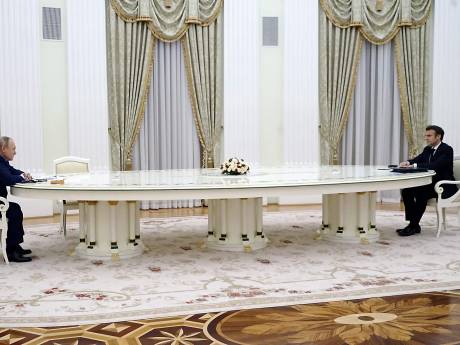 Poetin speelt machtsspel met ultralange tafel: ‘Zag er ridicuul uit’