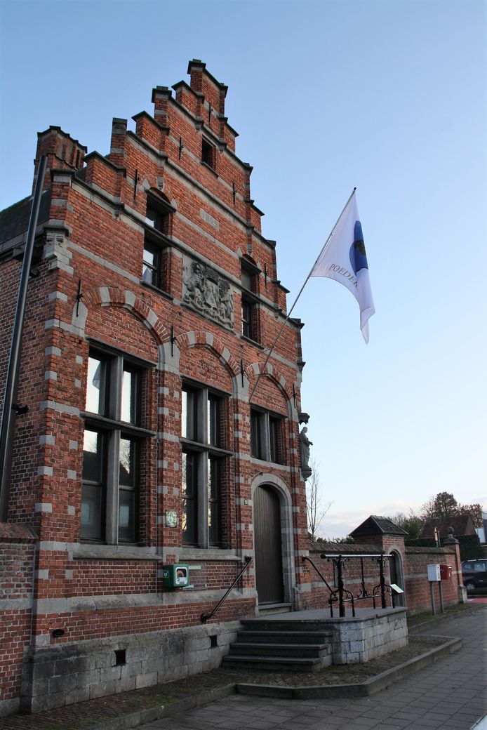 Gezocht erfpachtnemer voor oud gemeentehuis Poederlee Lille hln.be
