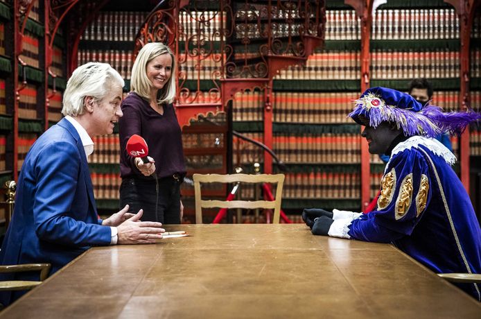 PVV-leider Geert Wilders in gesprek met een Zwarte Piet voor opnames van omroepvereniging Ongehoord Nederland in het gebouw van de Tweede Kamer.