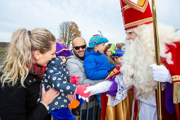 Intocht Sinterklaas in de nieuwe zwaaikom in de nieuwbouwwijk Stadsoevers in Roosendaal.