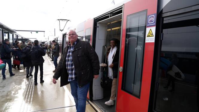 Ed stapt als eerste uit op het nieuwe station Hoek van Holland Strand: ‘Heel kinderachtig, maar wel leuk’