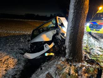 Auto van de weg, in een greppel, tegen een boom in Broekland