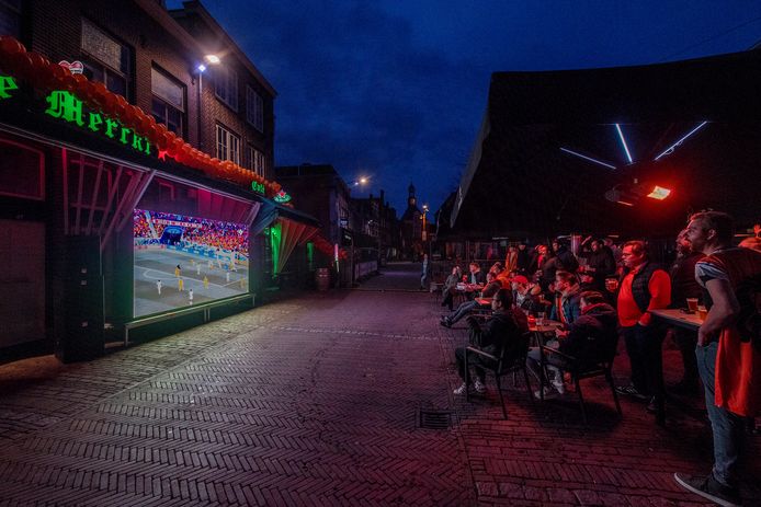 schaduw park voor eeuwig Opluchting en vreugde voor de grote schermen in kroegen en op terrassen bij  eerste wedstrijd Oranje | Home | gelderlander.nl