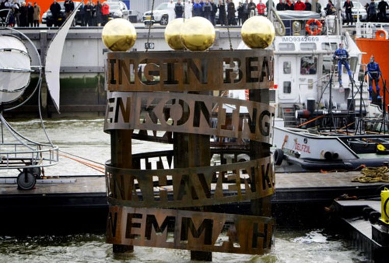 De koningin heeft vrijdag de Beatrixhaven in Eemshaven geopend. Kunstenares Marthe Roling heeft het kunstwerk voor de haven ontworpen. (ANP) Beeld 