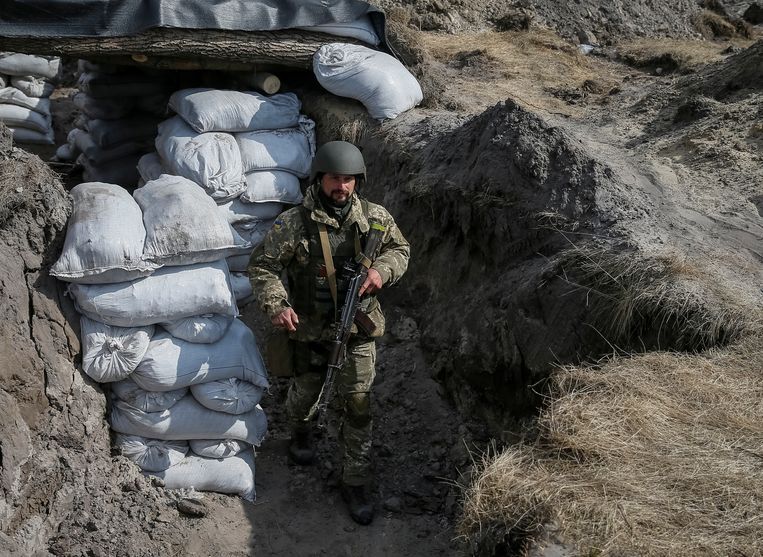 Een Oekraïense soldaat aan de frontlinie ten noorden van Kyiv. Beeld Reuters/Gleb Garanich
