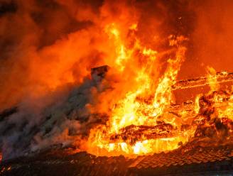 ‘We wonen hier al twintig jaar, dit is verschrikkelijk’: bewoners kijken zwaar aangeslagen toe hoe hun boerderij volledig afbrandt