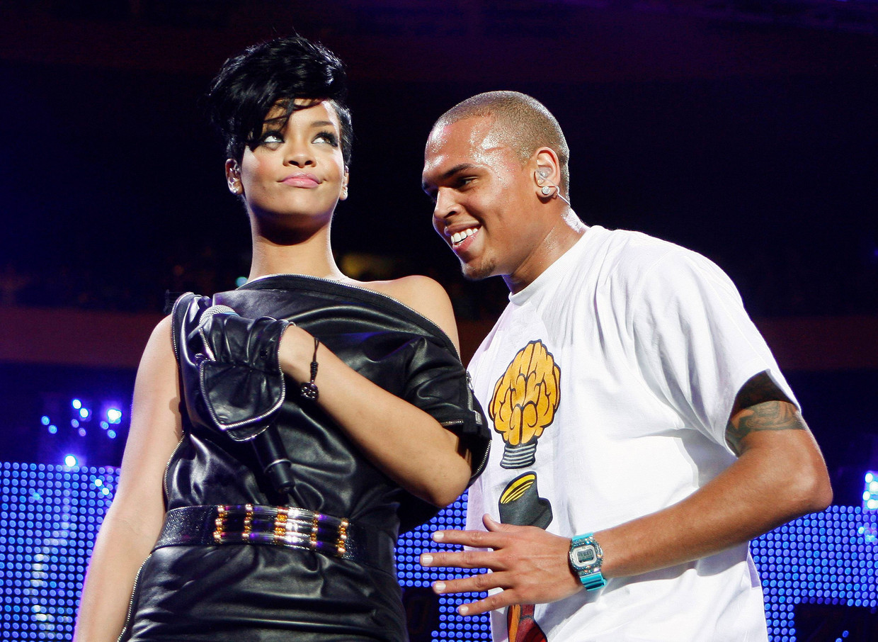Rihanna en Chris Brown samen op het podium in 2008, toen er van onenigheid tussen de twee nog geen sprake was. Beeld REUTERS