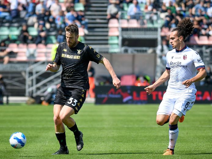 Theate tijdens het halfuur dat hij op het veld stond in Venezia, hier met Domen Crnigoj voor zich.