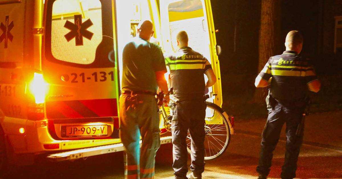 Fietser gewond bij ongeluk in Oss, ook fiets per ambulance naar ziekenhuis.
