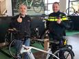 De eigenaar van de fietsenwinkel samen met wijkagent Niels Kanters.