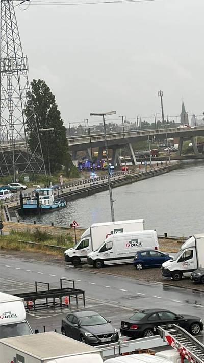 Auto belandt in Albertkanaal: één persoon in kritieke toestand