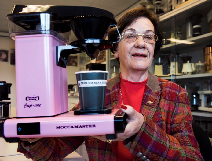 Ina ten Donkelaar zit al 55 jaar in het bedrijf Technivorm dat koffiezetapparaten maakt die wereldwijd verkocht worden.